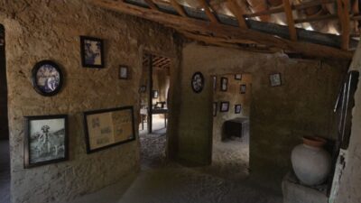 Interior da casa onde viveu Maria Bonita com paredes de barro, fotos antigas e objetos rústicos no Globo Repórter