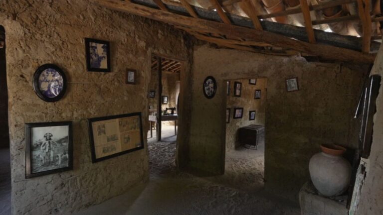 Interior da casa onde viveu Maria Bonita com paredes de barro, fotos antigas e objetos rústicos no Globo Repórter