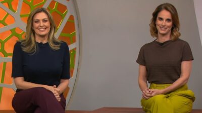 Cristina Vieira e Helen Martins sentadas no estúdio do Globo Rural durante apresentação do telejornal da TV Globo