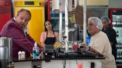 Erick Jacquin conversa com César Giraldi em restaurante no Pesadelo na Cozinha