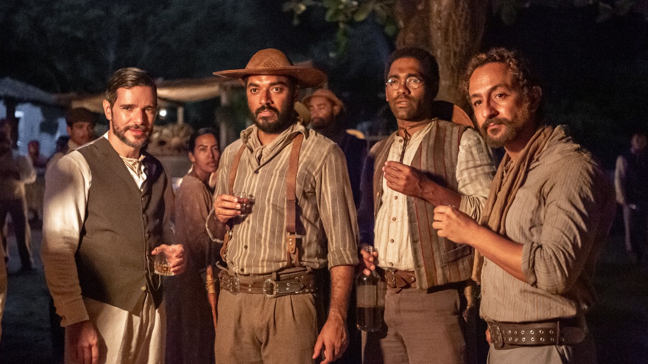 Idálio (Daniel de Oliveira), Josué (Thomas Aquino), Milagre (Ítalo Martins) e Arduíno (Irandhir Santos) em cena de Guerreiros do Sol à noite