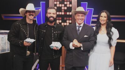 Fiduma, Jeca, Marcelo de Carvalho e Fabíola Gadelha sorriem no palco do Mega Sonho da RedeTV!