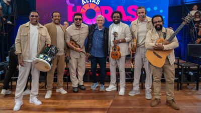 Grupo Revelação, Xande de Pilares e Serginho Groisman posam no palco do Altas Horas com instrumentos musicais