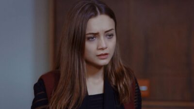 Gulru Celik interpretada por Damla Sonmez com expressão preocupada em cena da novela turca Guerra das Rosas