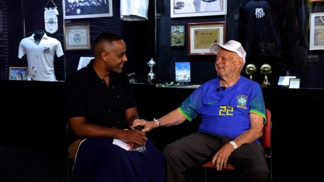 Jairo Nascimento entrevista Pepe em museu do Santos durante gravação de série da CNN Brasil