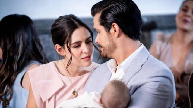 Joana (Camila Valero) conversa com Gabriel (Brandon Peniche) enquanto ele segura bebê em A História de Joana, a Virgem