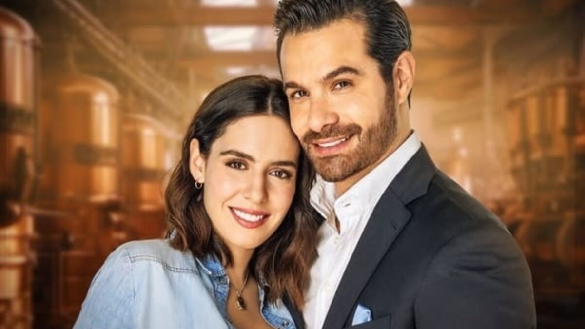 Joana (Camila Valero) e Gabriel (Brandon Peniche) abraçados em foto promocional da novela A História de Joana