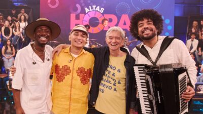 Jota.pê, João Gomes, Serginho Groisman e Mestrinho posam sorrindo no palco do Altas Horas da TV Globo