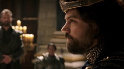 Dominic Cooper como Llane Wrynn com coroa e armadura em cena do filme Warcraft: O Primeiro Encontro de Dois Mundos