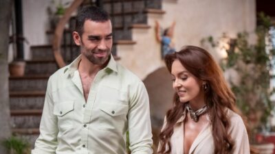 Luis Fernando e Domênica caminham juntos em cena da novela mexicana Domênica Montero