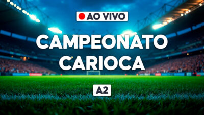 Arte promocional do Campeonato Carioca A2 com estádio de futebol iluminado, gramado em destaque e aviso de transmissão ao vivo no topo da imagem