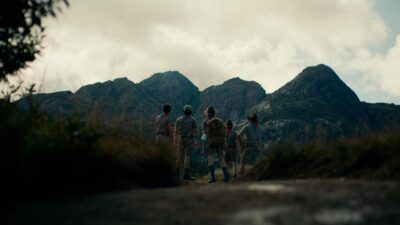 Grupo de escoteiros observa montanhas durante trilha em still da série documental Pico dos Marins: O Caso do Escoteiro Marco Aurélio