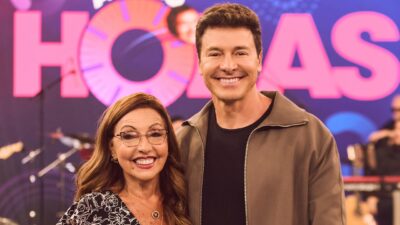 Rodrigo Faro e sua mãe Vera Lúcia sorrindo no palco do Altas Horas durante participação no programa da TV Globo