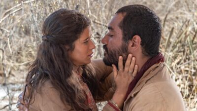 Rosa (Isadora Cruz) segura o rosto de Josué (Thomas Aquino) em cena da novela Guerreiros do Sol