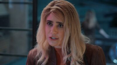 Fernanda Vasconcellos como Samira com cabelo loiro solto e expressão apreensiva em cena da novela Três Graças