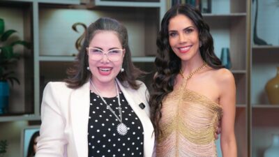 Sarah Sheeva e Daniela Albuquerque sorrindo lado a lado durante gravação do programa Sensacional da RedeTV!