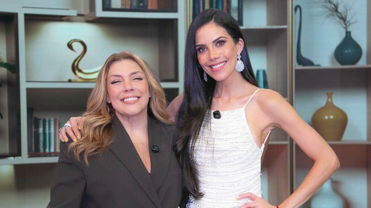 Simony e Daniela Albuquerque sorrindo abraçadas durante gravação do programa Sensacional em estúdio da RedeTV!