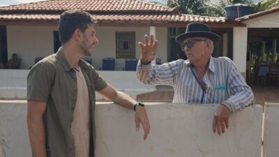 Victor Ferreira conversa com agricultor em frente a casa próxima de parque eólico em Casa Nova na Bahia