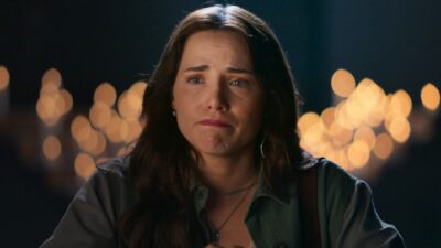 Leticia Colin, como Adriana, aparece emocionada em cena da novela Quem Ama Cuida, com expressão séria e olhos marejados
