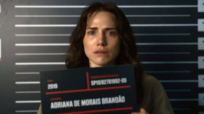 Adriana (Leticia Colin) com expressão abatida diante de painel de identificação em cena da novela Quem Ama Cuida