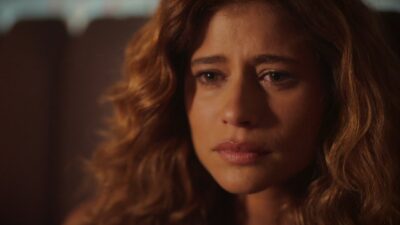 Agrado (Isadora Cruz) com olhar emocionado e lágrimas nos olhos em cena da novela Coração Acelerado