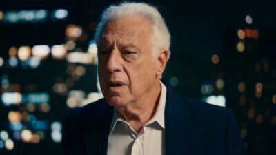 Antonio Fagundes como Arthur com expressão preocupada diante da cidade iluminada em cena da novela Quem Ama Cuida