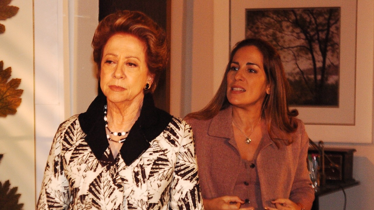 Bia Falcão (Fernanda Montenegro) caminha à frente enquanto Júlia (Gloria Pires) fala atrás dela em cena de Belíssima
