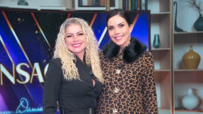 Cátia Paganote e Daniela Albuquerque posam juntas no estúdio do Sensacional durante entrevista na RedeTV!