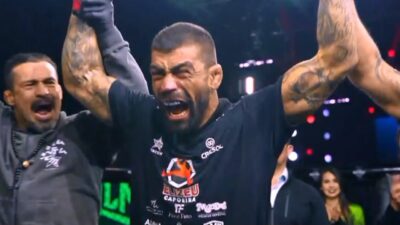 Elizeu Capoeira comemora vitória com os braços erguidos durante luta do Liga Monstro Combate exibida pela RedeTV!