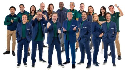 Equipe de apresentadores e comentaristas do SBT posa em estúdio para cobertura da Copa do Mundo em fundo branco