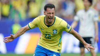 Gabriel Martinelli comemora gol do Brasil com os braços abertos durante partida contra o Japão pela Copa do Mundo
