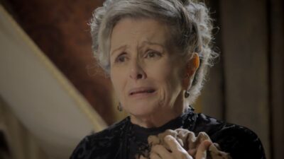 Condessa Vitória (Irene Ravache) chora com tecido nas mãos em cena da novela Além do Tempo