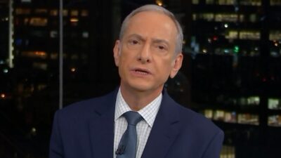 José Roberto Burnier apresenta o SP2 em estúdio com vista noturna da cidade ao fundo