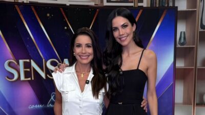 Ju Knust e Daniela Albuquerque sorrindo abraçadas no estúdio do Sensacional durante gravação da RedeTV!