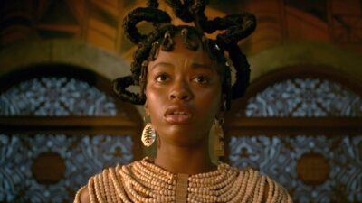Kênia (Nikolly Fernandes) demonstra preocupação em cena da novela A Nobreza do Amor com traje e adornos africanos tradicionais
