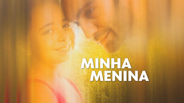 Logotipo da novela Minha Menina sobre imagem de Öykü e Demir com fundo em tons dourados