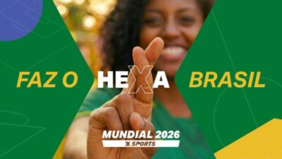 Mulher com camisa verde faz gesto de hexa com os dedos em peça promocional do projeto Mundial 2026 Xsports