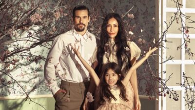 Nicolas Prattes e Sabrina Sato posam ao lado de Zoe diante de galhos floridos em ensaio fotográfico familiar