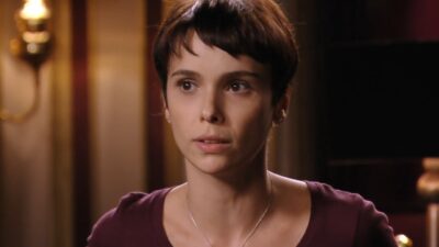 Nina (Débora Falabella) com expressão apreensiva em ambiente interno na novela Avenida Brasil