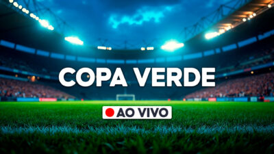 Transmissão ao vivo da Copa Verde com estádio de futebol iluminado e gramado em destaque ao fundo