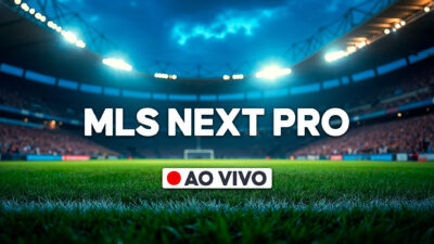 Transmissão ao vivo da MLS Next Pro com gramado e estádio iluminado ao fundo
