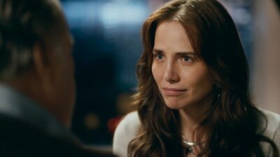 Adriana (Leticia Colin) conversa com Otoniel (Tony Ramos) em cena da novela Quem Ama Cuida com expressão emocionada