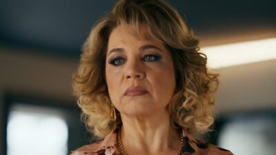 Pilar (Isabel Teixeira) com expressão séria e cabelos ondulados em cena da novela Quem Ama Cuida
