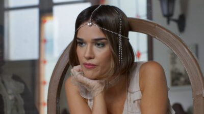 Virgínia (Theresa Fonseca) apoia o rosto na mão com expressão pensativa em cena de A Nobreza do Amor