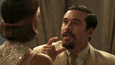 Mirinho (Nicolas Prattes) gesticula enquanto conversa com Virgínia (Theresa Fonseca) em cena da novela A Nobreza do Amor