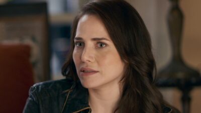 Adriana (Leticia Colin) com expressão apreensiva em ambiente interno na novela Quem Ama Cuida