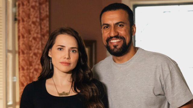 Adriana (Letícia Colin) e Joel (Ricardo Teodoro) lado a lado em ambiente interno na novela Quem Ama Cuida
