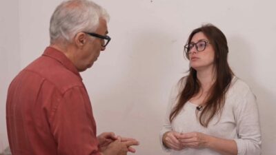 Ari Peixoto conversa com a professora Michele em ambiente interno durante reportagem do Domingo Espetacular