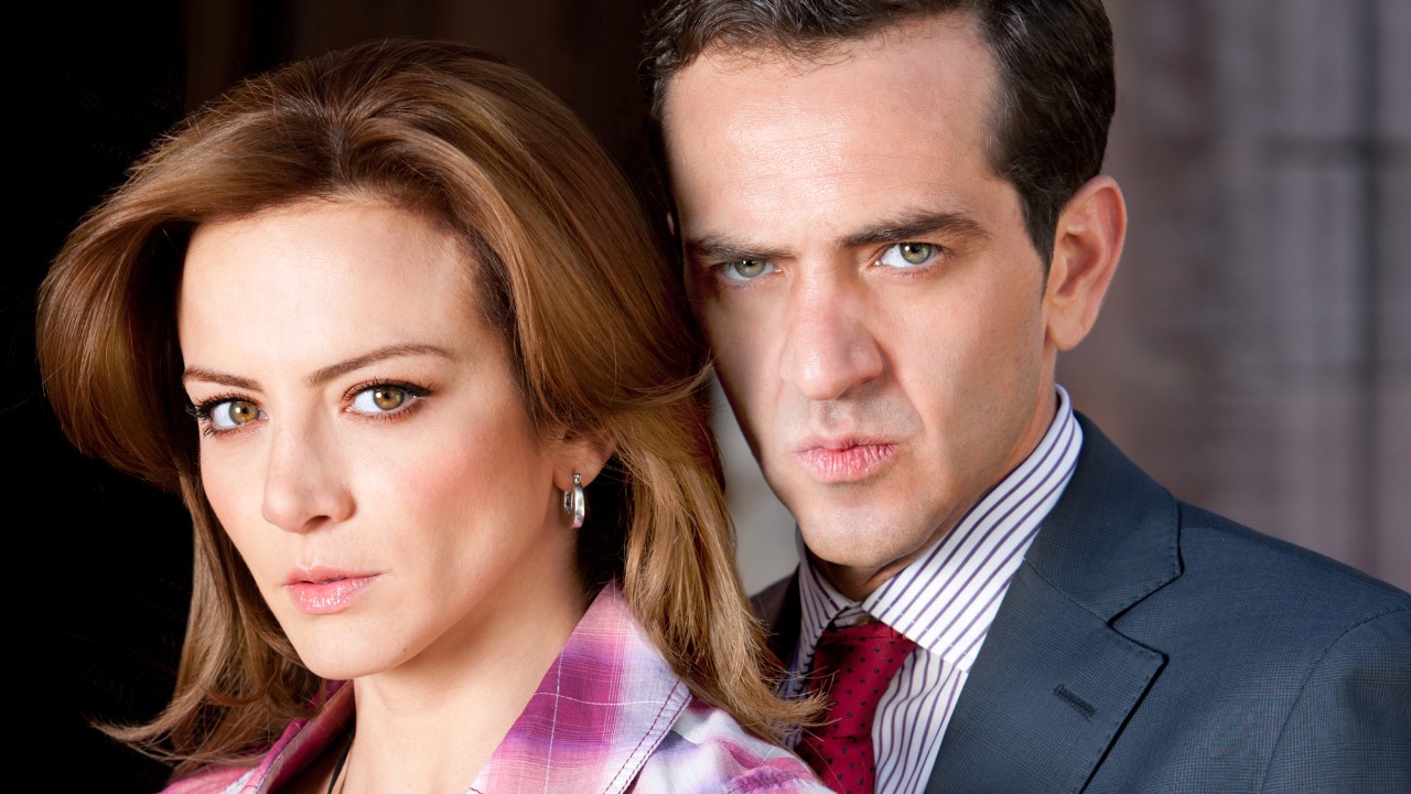 Camila Monterde (Silvia Navarro) e Alonso Lazcano (Flavio Medina) com olhar sério em foto promocional de Amor Valente