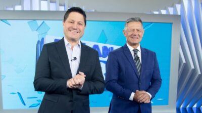 Eleandro Passaia e Diógenes Lucca de terno sorriem no estúdio do Balanço Geral SP